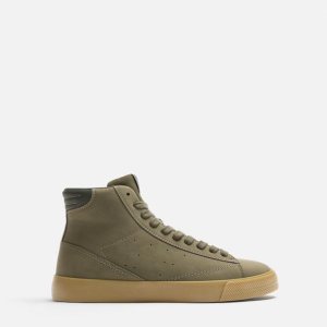 TRAINERS WITH DETAILING ON THE SOLE